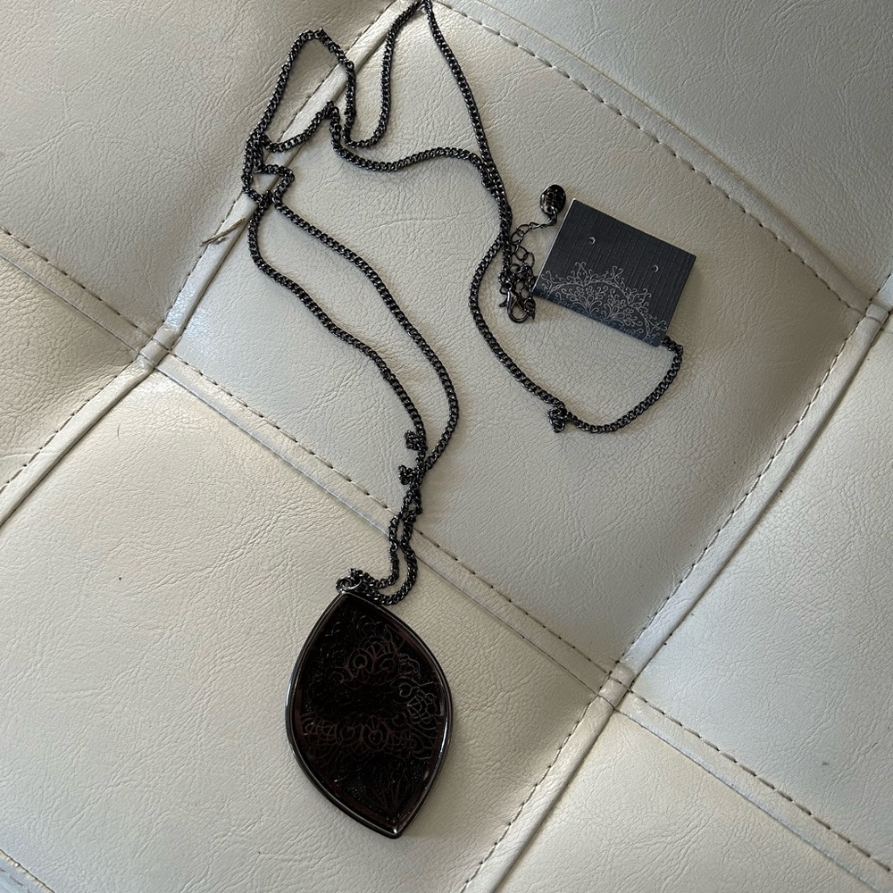 Howard’s 18’/20’ long black necklace with pendant